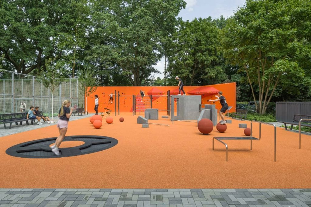 Vörn Brook – Multibewegungsfläche und Aufwertung Außenanlagen Vörn Brook – Multibewegungsfläche und Aufwertung Außenanlagen